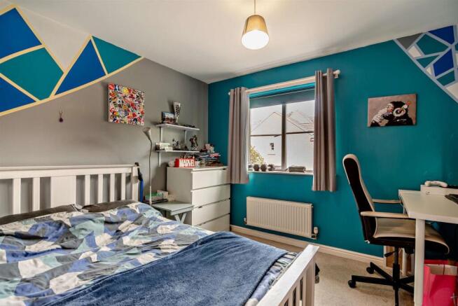 5 bed Detached for sale Image 7