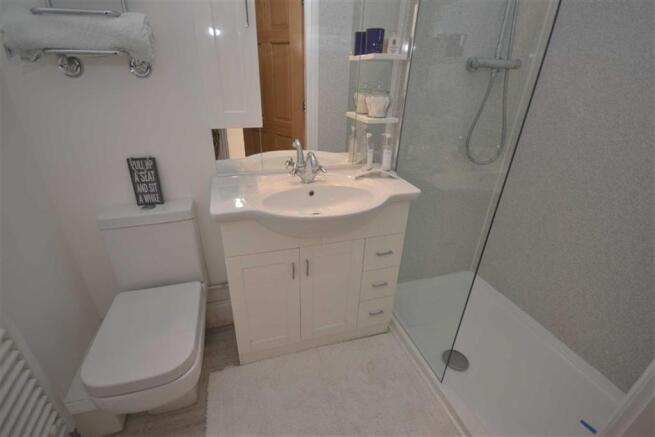 CLOAKROOM/SHOWER ROO