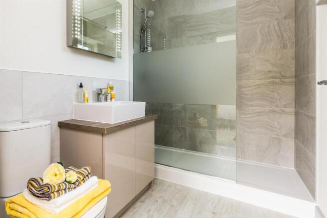 Master ensuite.jpg