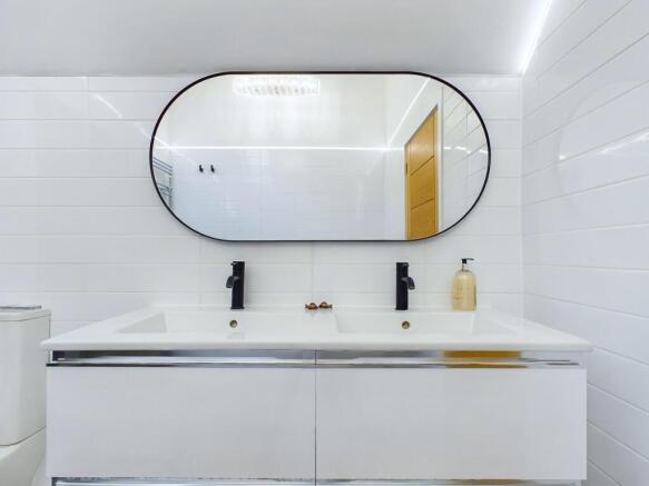 En-suite Twin Sinks Bedroom One