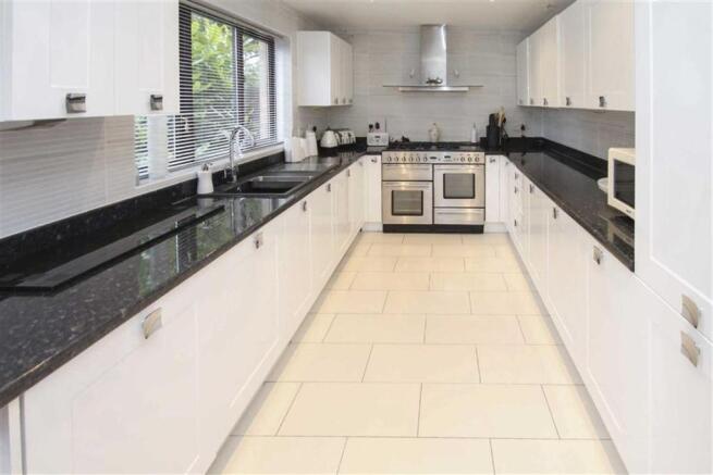 RE-FITTED KITCHEN/BREAKFAST