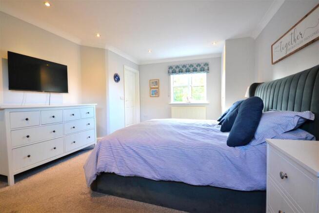 BEDROOM 1 (MASTER)