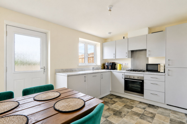 2 bed Terraced to rent Image 5