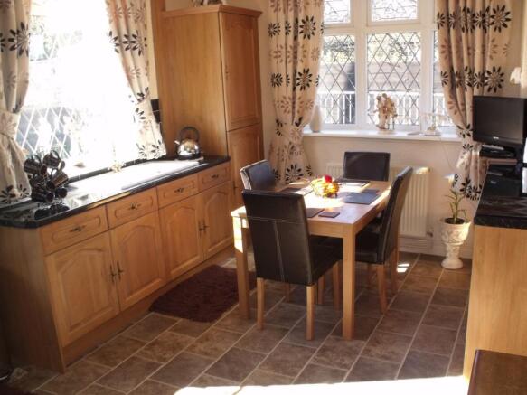 FITTED KITCHEN