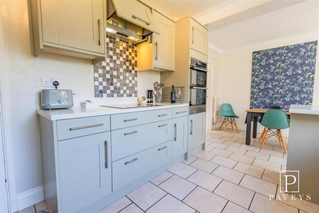 KITCHEN DINING FAMILY ROOM