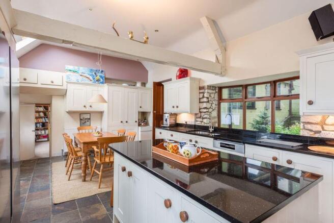 5 bed Detached for sale Image 6