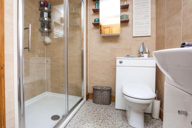 Ddownstairs shower r