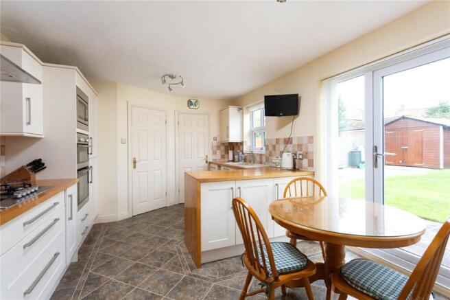 5 bed Detached for sale Image 6