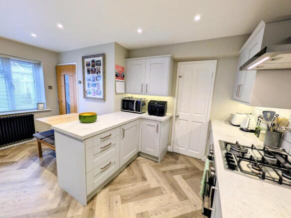 4 bed Detached for sale Image 8