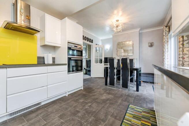 5 bed Semi-Detached for sale Image 4