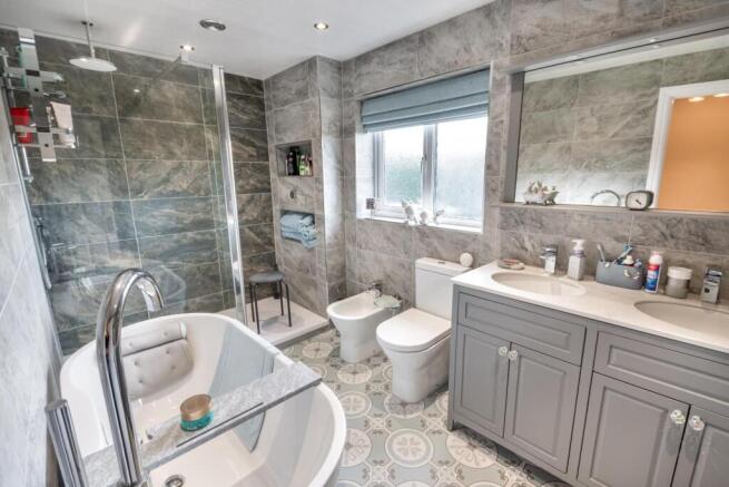 4 bed Detached for sale Image 8