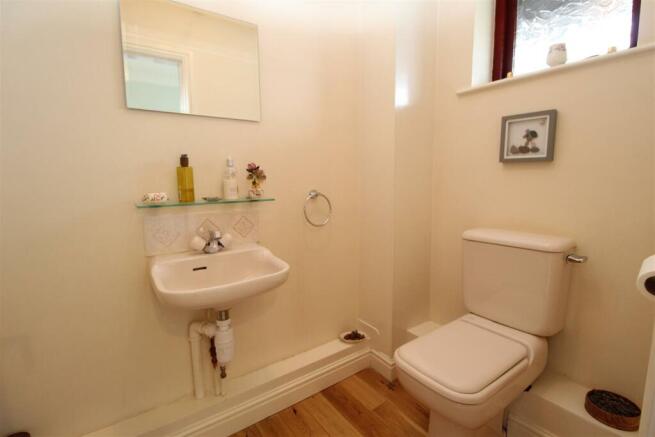 CLOAKROOM/ W.C.