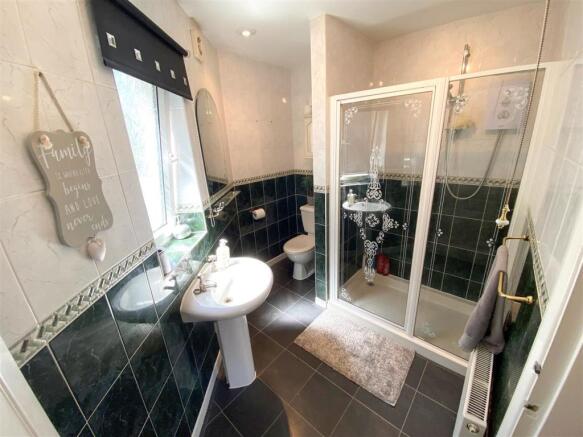 EN SUITE SHOWER ROOM