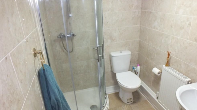 6 bed House to rent Image 4