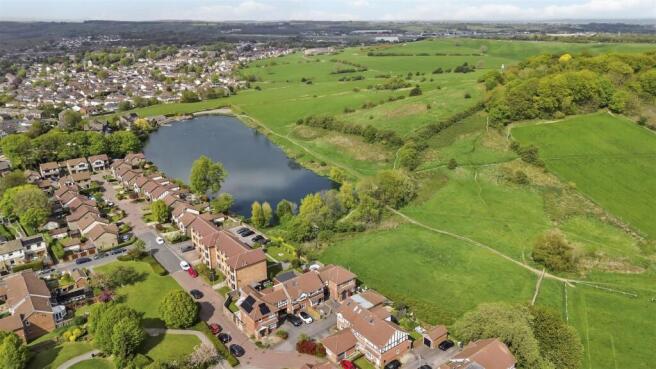 4 bed Link Detached House for sale in rawdon