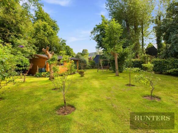 6 bed Detached for sale Image 11
