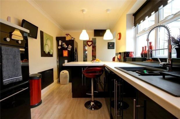 BREAKFASTING KITCHEN