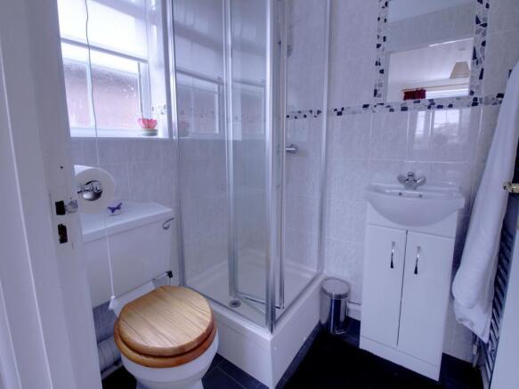 EN-SUITE SHOWER ROOM