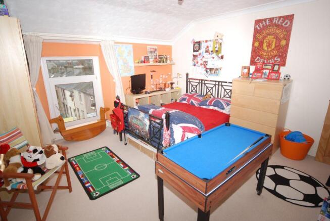 BEDROOM 2