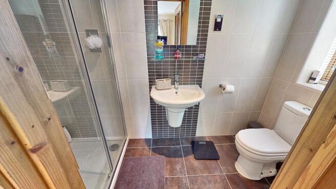 LUXURY EN SUITE SHOWER ROOM