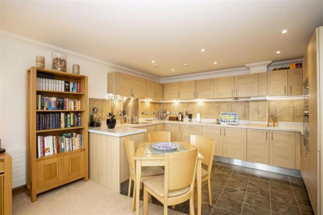 KITCHEN/BREAKFAST AREA