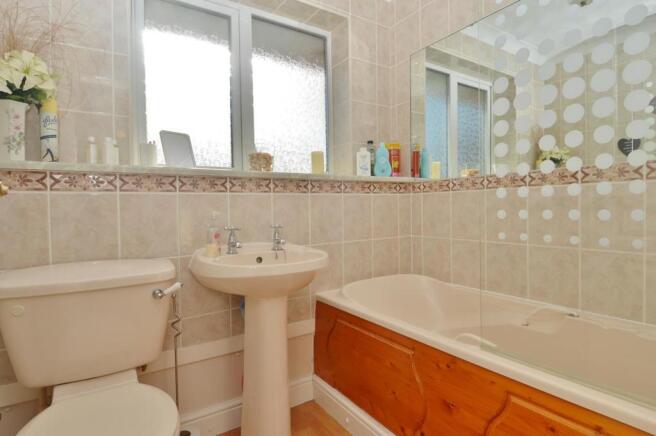 10 Bathroom.jpg