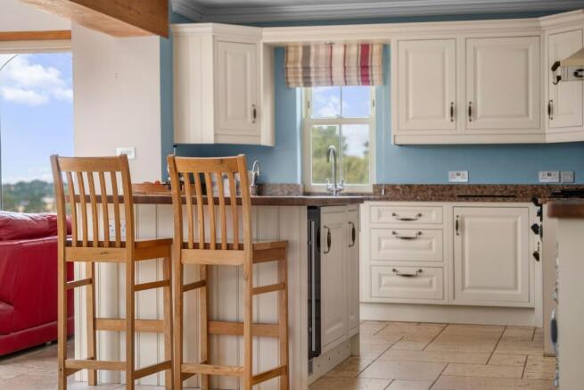 5 bed Detached for sale Image 6