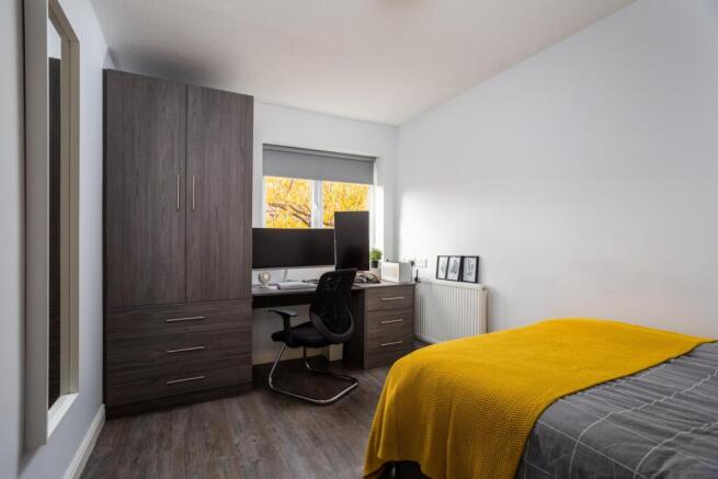 4 bed House to rent Image 5