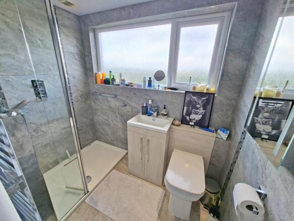 FAMILY SHOWER ROOM