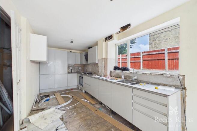 5 bed Detached for sale Image 6