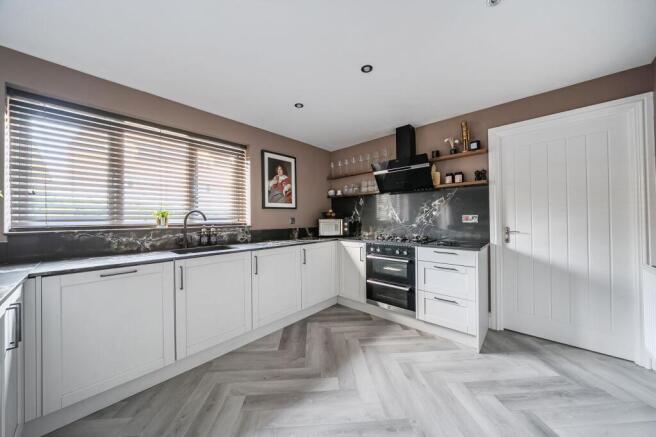 6 bed Detached for sale Image 10