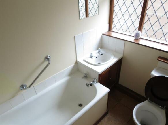 4 Harley Drive - NEW bathroom.JPG