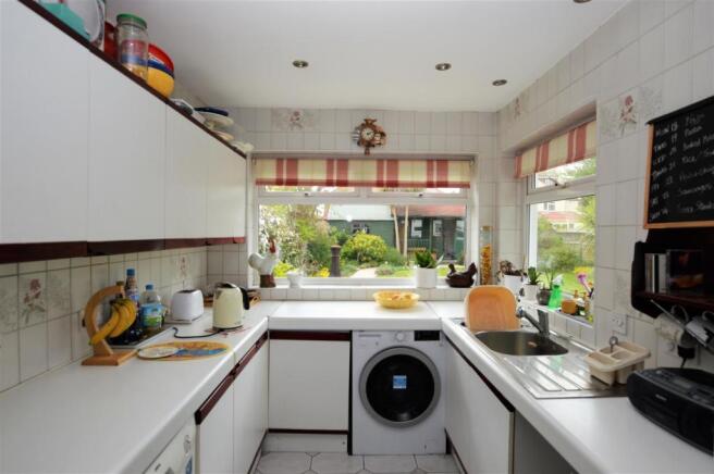 44 Lyndhurst Ave kit.JPG