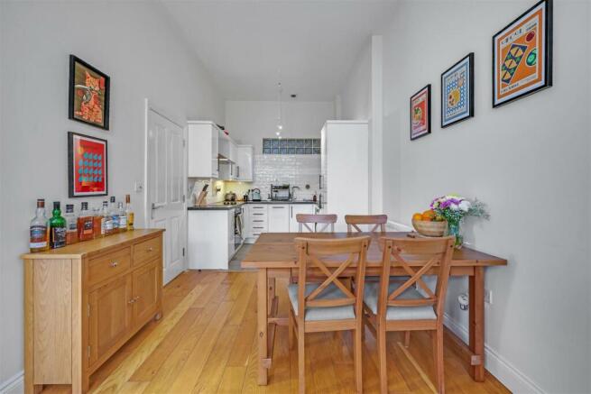 81300 VM NHH 16 SHORTCROFT MEAD COURT NW10 1BF_944