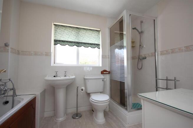 family bathroom.JPG