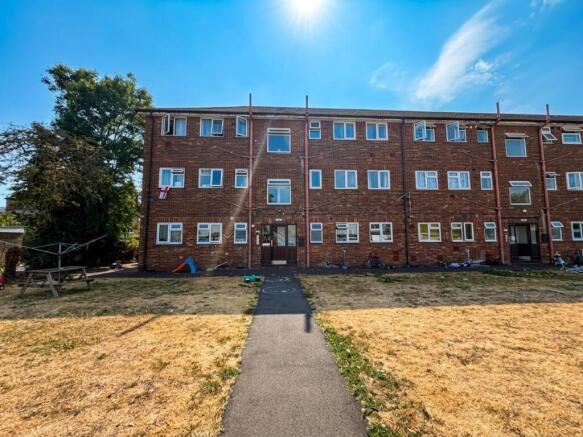 2-bed flat on Colnbrook Court, Slough, SL3 0NN, £220,000