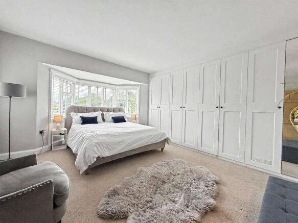 5 bed Detached for sale Image 7