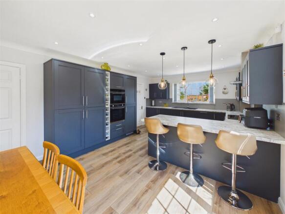 4 bed Detached for sale Image 8