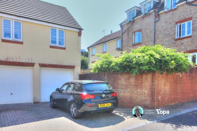 Garage & Driveway 