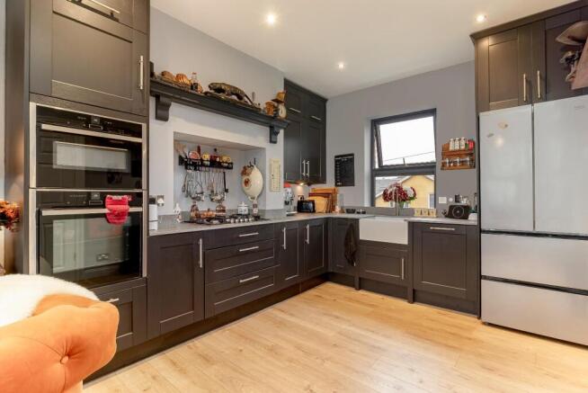 3 bed Town House for sale Image 9