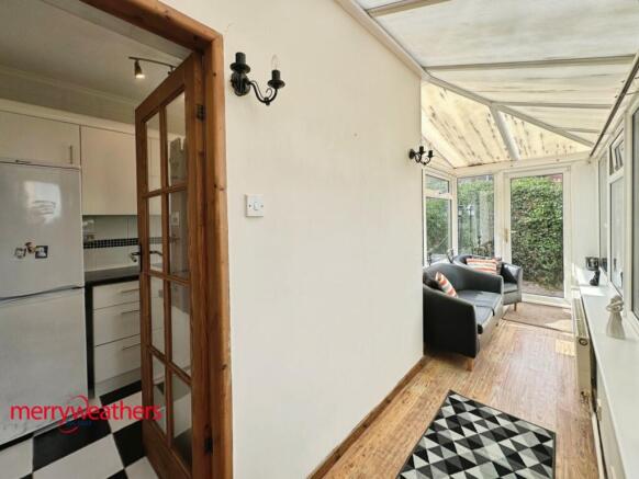2 bed Terraced to rent Image 5