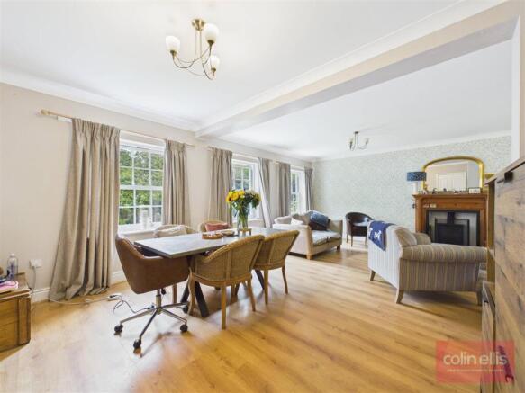 5 bed Detached for sale Image 5