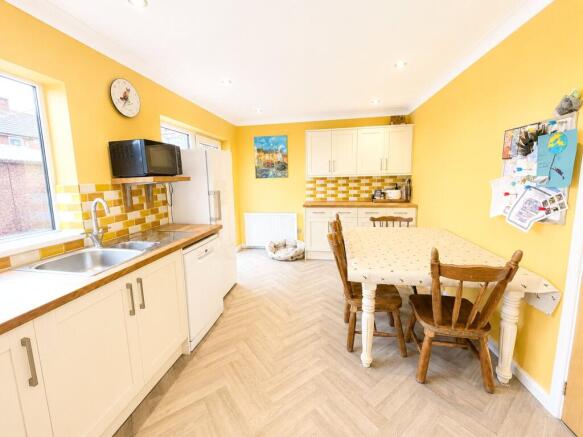 3 bed Semi-Detached for sale Image 7