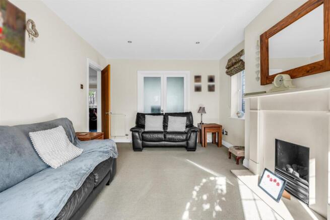 Beautiful Detached 4/5 Bed Family Home - The Finches, Hertford photo 3
