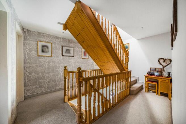 6 bed Detached for sale Image 10