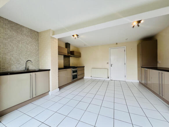 4 bed Town House for sale Image 8