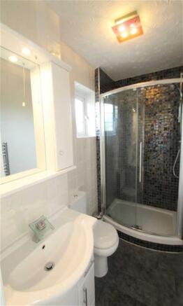 EN-SUITE SHOWER ROOM