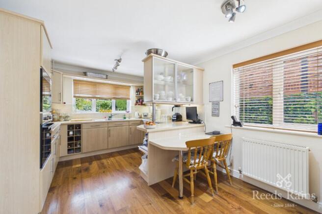 5 bed Detached for sale Image 6