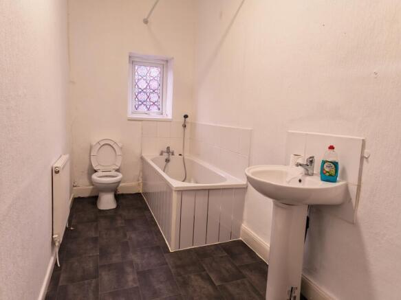 BB11 3LF 100 Dall Street Burnley Bathroom 01 T202601292010.jpg