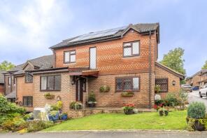 32, Oliver Close, Crowborough TN6 1JZ